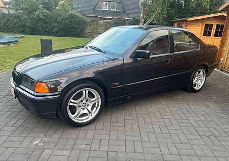 BMW 320 i Schiebedach, Leder, 1.Besitz, H-Kennzeichen