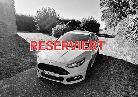 Ford Focus Focus Fließheck 2.0 EcoBoost ST mit Leder-Sport-Pa