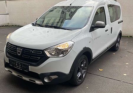 Dacia Dokker Stepway Celebration, mit Anhängerkupplung