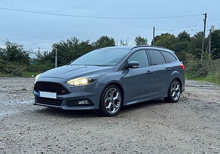 Ford Focus Turnier 2.0 TDCi ST mit Leder-Sport-Paket