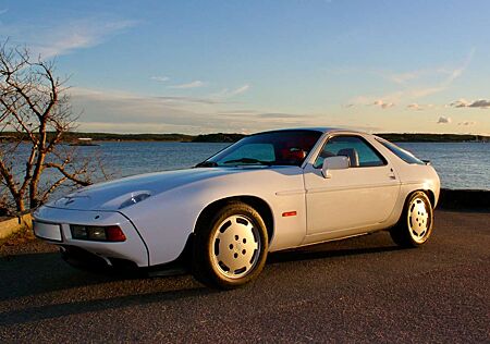 Porsche 928 1986 928S - A Refined Grand Tourer