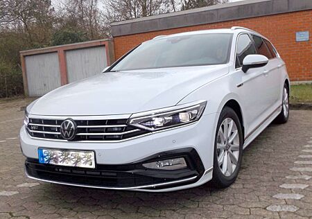 VW Passat Variant Volkswagen 2.0 TDI DSG Elegance 2xR-Line ACC DCC STHZ NP75000