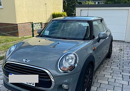 Mini Cooper 136 PS in der Farbe moongrey