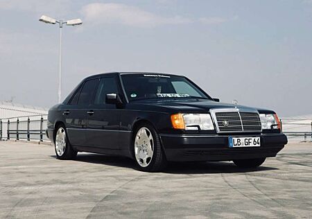 Mercedes-Benz E 280 1. HAND