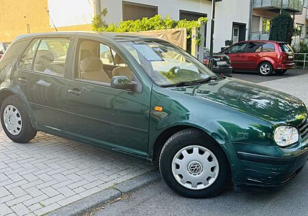 VW Golf Volkswagen 1.6 / AUTOMATIK / AHK / KLIMA /