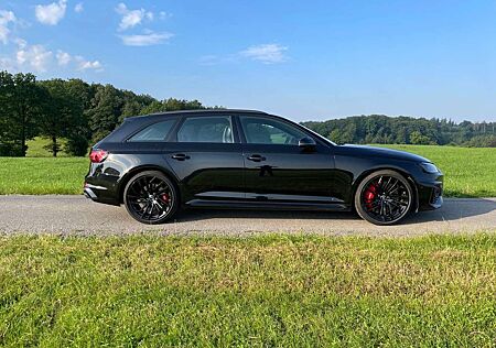 Audi RS4 Avant quattro tiptronic