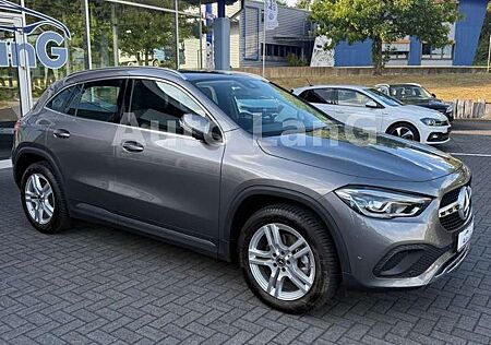 Mercedes-Benz GLA 200 d NAVI LED KAMERA AHK PDC SHZ