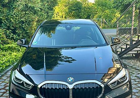 BMW 118 TOP Ausstattung, gepflegt, F40 Baureihe, viele Extras, 2x Sätze Reifen + Felgen, frischer TÜV