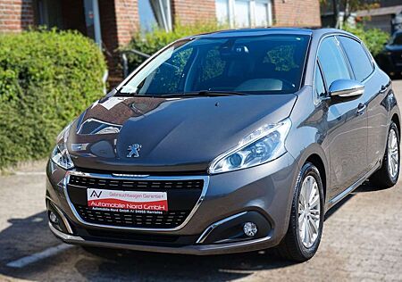 Peugeot 208 Allure*Kamera*Navi*1 Hand*Service Neu