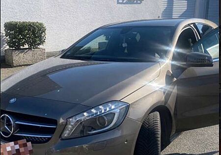 Mercedes-Benz A 180 (BlueEFFICIENCY) 7G-DCT