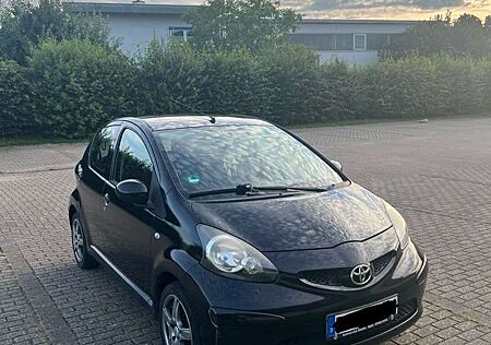 Toyota Aygo schwarz