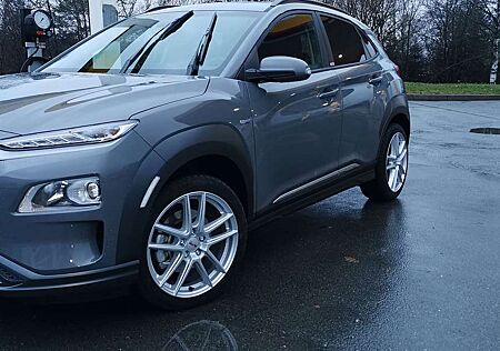 Hyundai Kona EV Advantage, foliertes Dach u. Spiegel