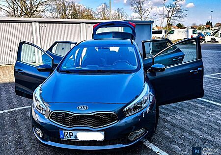 Kia Cee'd Ceed / 1.6 GDI Dream-Team Edition