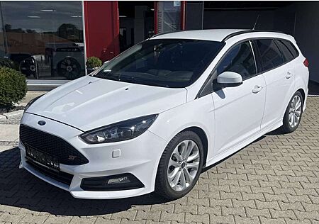 Ford Focus Turnier 2.0 EcoBoost ST mit Leder-Exclusiv-Paket