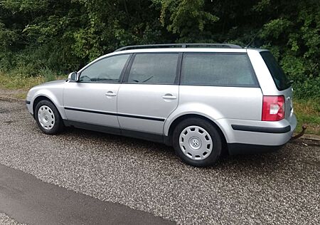 VW Passat Variant Volkswagen 1.6 KLIMA.AHK.Tüv NEU