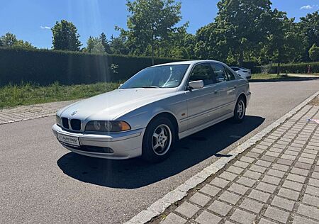 BMW 520 i A Lifestyle*Klimaa.*Parksensor*10/2026*Alu*