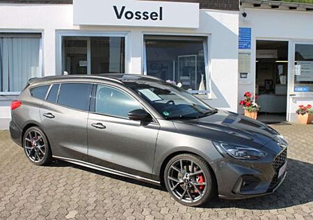 Ford Focus Turnier 2.3 EcoBoost ST mit Styling-Paket