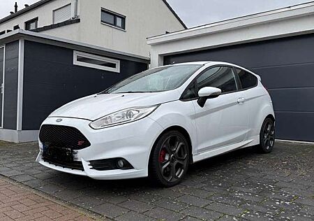 Ford Fiesta 1.6 EcoBoost mit Leder-Sport-Paket ST