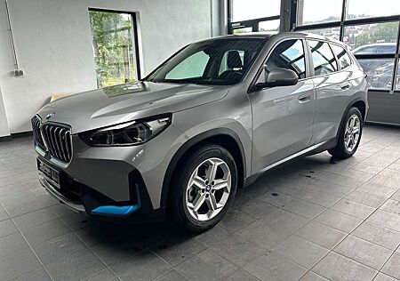 BMW iX1 30 xDrive LiveCockpitProf_360 Grad_AC Laden Prof