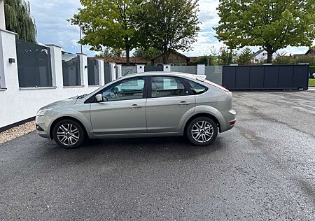 Ford Focus 1,6 Ghia+Xenon+Klimaautomatik+AHK+SH+CD