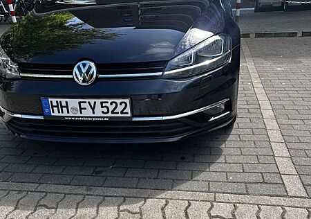 VW Golf Volkswagen Tiefgaragenauto. KEYLESS ACC NAVI AHK ALU