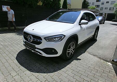 Mercedes-Benz GLA 180 Pano Garantie