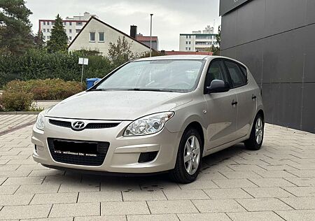 Hyundai i30 *TOP GEPFLEGT*TÜV NEU*KLIMA*8-FACHBEREIFT*