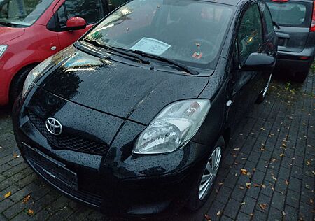 Toyota Yaris 1.0 VVT-i Cool. Tüv neu.