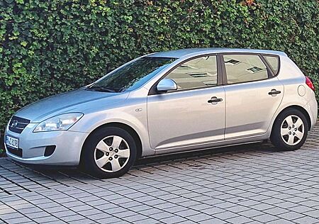 Kia Cee'd Ceed / Ceed 1.4 16V Kundendienst Scheckheftgepflegt