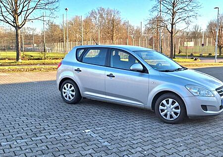Kia Cee'd Ceed / Ceed 1.4 16V Kundendienst Scheckheftgepflegt