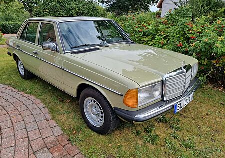 Mercedes-Benz 200 W123