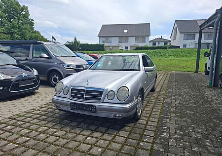 Mercedes-Benz E 200 Elegance