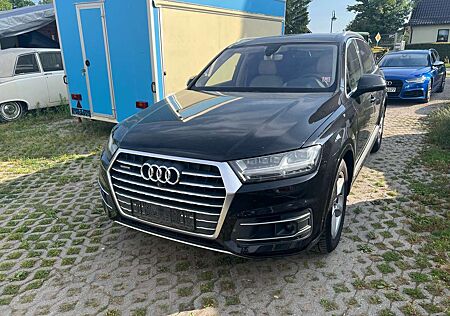 Audi Q7 3.0 TDI quattro tiptronic .Motor laut