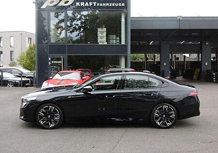 BMW i5 M60 xDrive Pano B&W Sitzbelüftung Newertig!