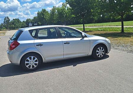 Kia Cee'd Ceed / 1.4 16V Kundendienst Scheckheftgepflegt