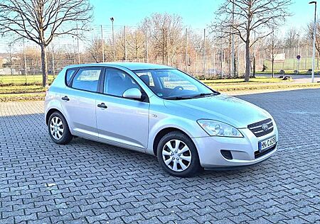 Kia Cee'd Ceed / 1.4 16V Kundendienst Scheckheftgepflegt