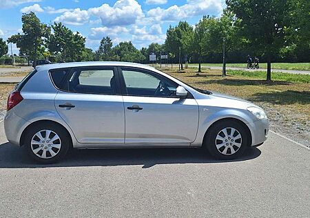 Kia Cee'd Ceed / 1.4 16V Kundendienst Scheckheftgepflegt