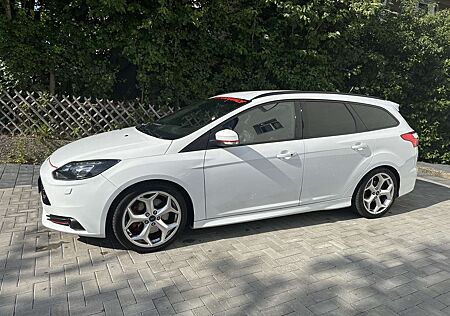 Ford Focus Turnier 2.0 EcoBoostST mit Leder-Exclusiv-Pa