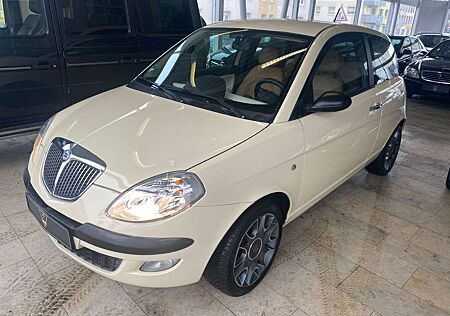 Lancia Ypsilon 1.4 16V Platino/Led./PDC/Klima/