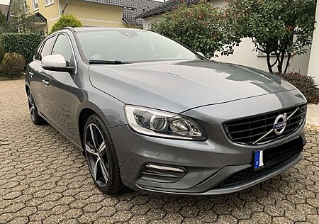 Volvo V60 Momentum R-Design