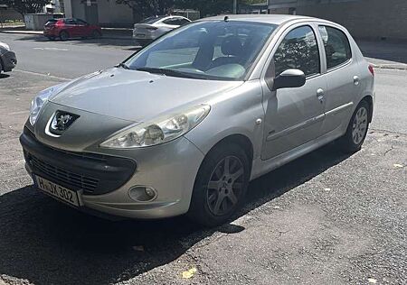 Peugeot 206 + mit Anhängerkupplung