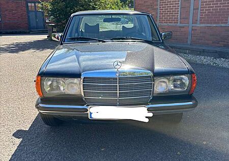 Mercedes-Benz E 200 W123