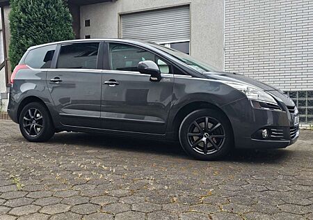 Peugeot 5008 Family 7 Sitz TV Panorama Navi im Ist Zustand