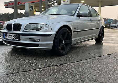 BMW 323i 323