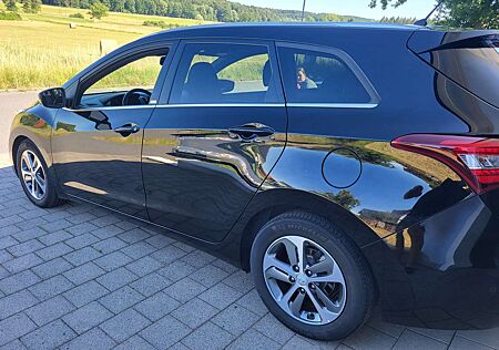 Hyundai i30 blue Kombi 1.6 CRDi DCT Passion