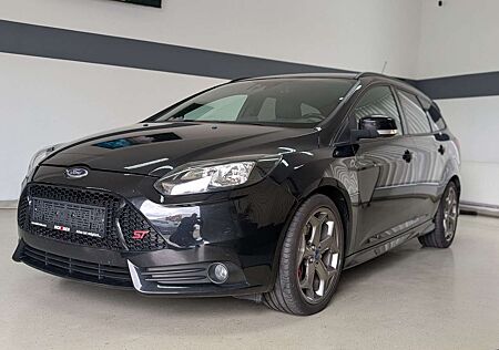 Ford Focus ST 2.0 EB RECARO KAMERA SHZ NAVI SONY TOP