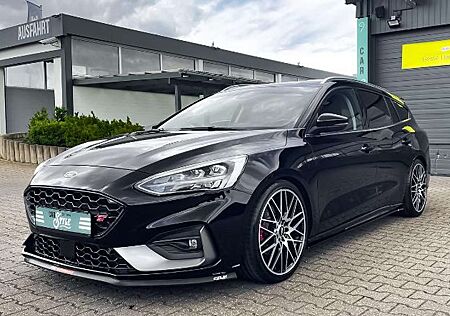 Ford Focus 1.5 ST Line NAVI SHZ PDC BASTUCK LED B&O