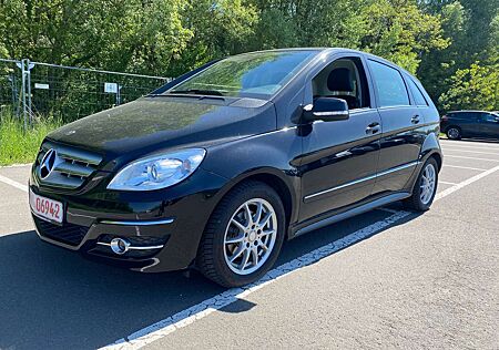 Mercedes-Benz B 180 AT Scheckheft SHZ PDC BT T-Leder Tuv 12/25