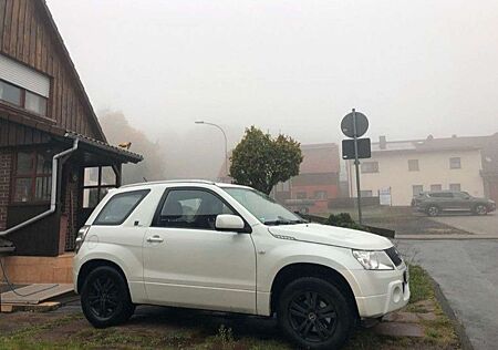 Suzuki Grand Vitara 1.6 Black and White