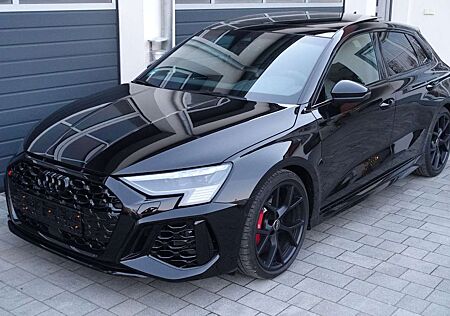 Audi RS3 Sportback Carbon Pano Raute-rot Matrix